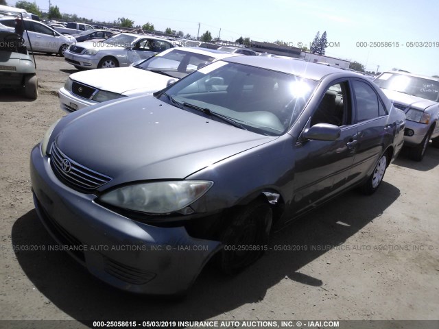 4T1BE32K55U528168 - 2005 TOYOTA CAMRY LE/XLE/SE GRAY photo 2