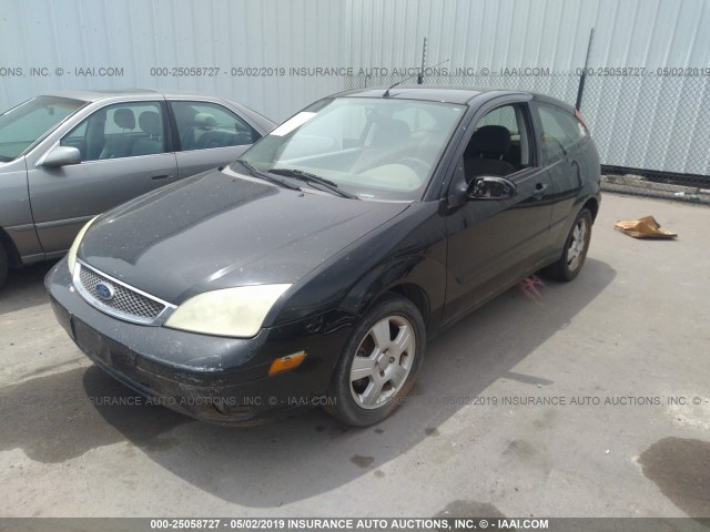 3FAFP31N55R112002 - 2005 FORD FOCUS ZX3 BLACK photo 2