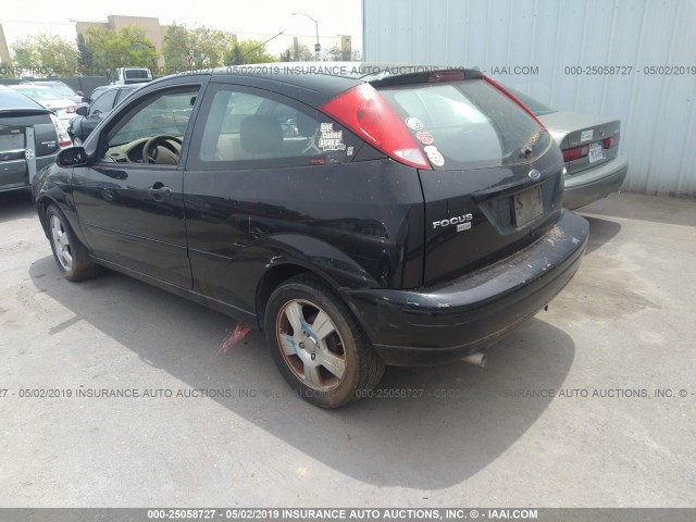 3FAFP31N55R112002 - 2005 FORD FOCUS ZX3 BLACK photo 3