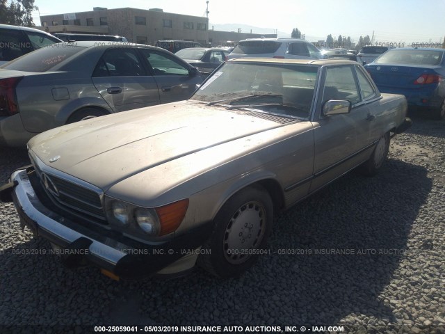 WDBBA48D3GA037633 - 1986 MERCEDES-BENZ 560 SL BROWN photo 2