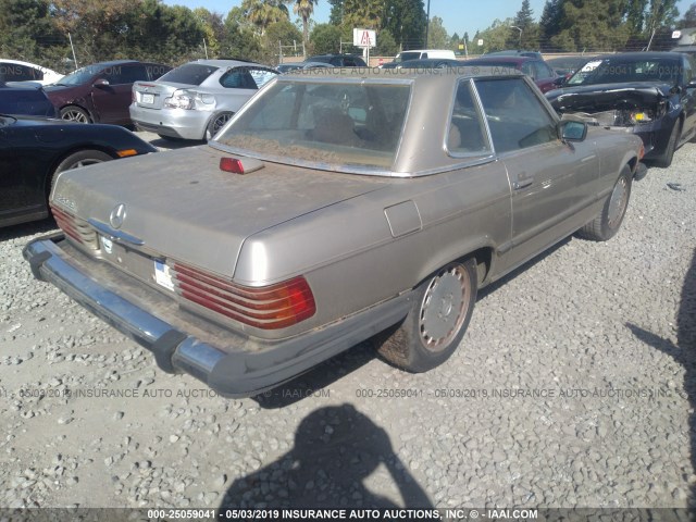 WDBBA48D3GA037633 - 1986 MERCEDES-BENZ 560 SL BROWN photo 4