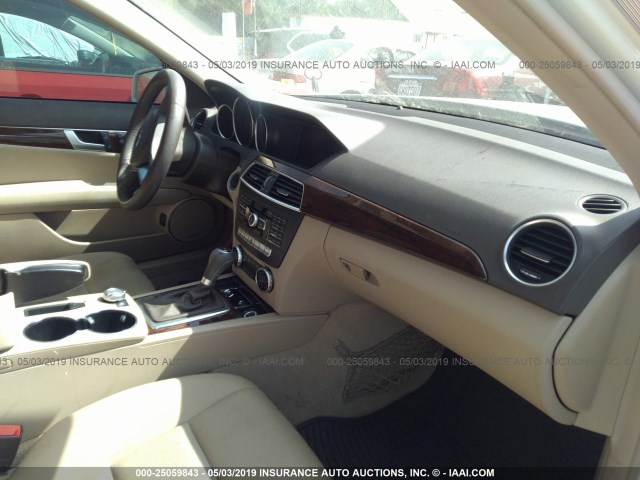 WDDGF4HB3CA658555 - 2012 MERCEDES-BENZ C 250 WHITE photo 5