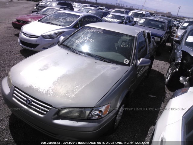 JT2BG22K8V0078072 - 1997 TOYOTA CAMRY LE/XLE Grau Foto 2