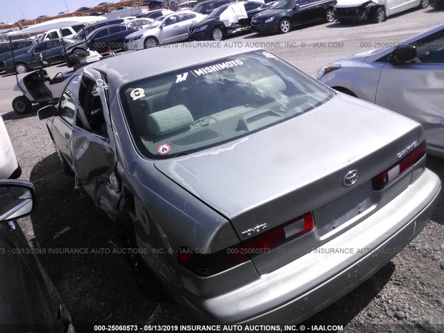 JT2BG22K8V0078072 - 1997 TOYOTA CAMRY LE/XLE Grau Foto 3