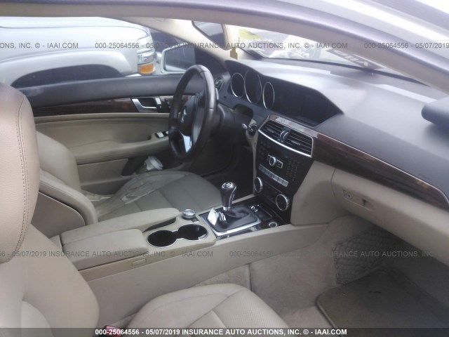 WDDGJ4HB6CF839862 - 2012 MERCEDES-BENZ C 250 WHITE photo 5