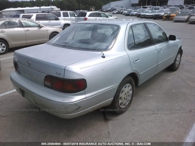 4T1BG12K2TU771142 - 1996 TOYOTA CAMRY DX/LE/XLE SILVER photo 4