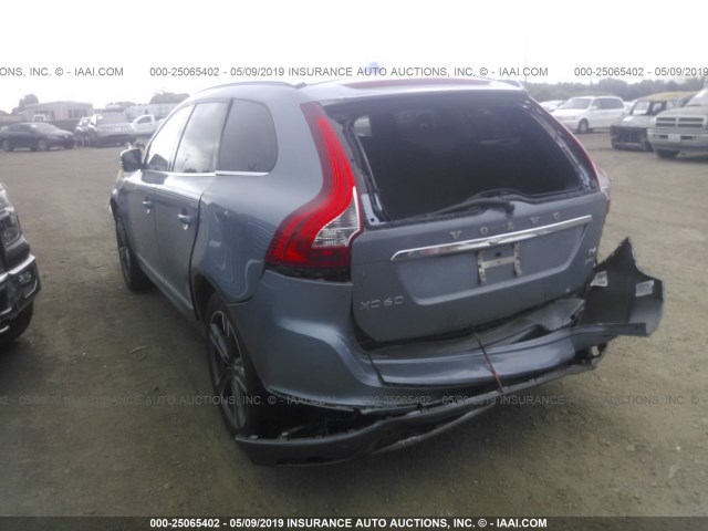 YV449MRR6H2088324 - 2017 VOLVO XC60 T6/DYNAMIC BLUE photo 3