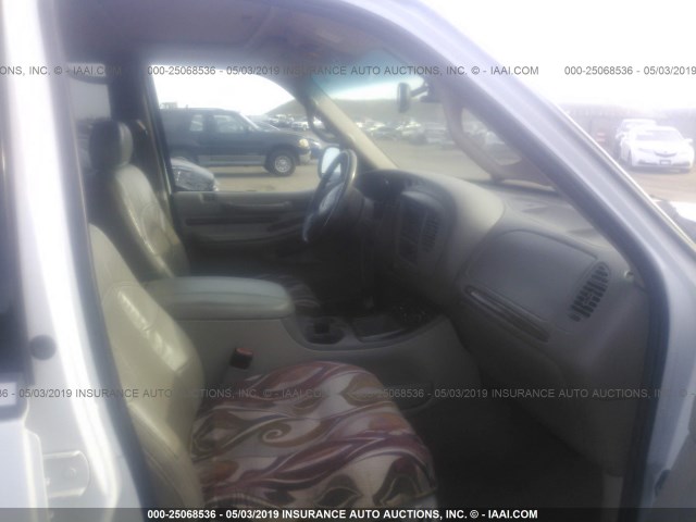 5LMFU28R21LJ25927 - 2001 LINCOLN NAVIGATOR 白色 照片 5