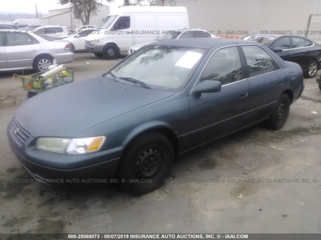 JT2BG22K3V0100043 - 1997 TOYOTA CAMRY LE/XLE Grün Foto 2