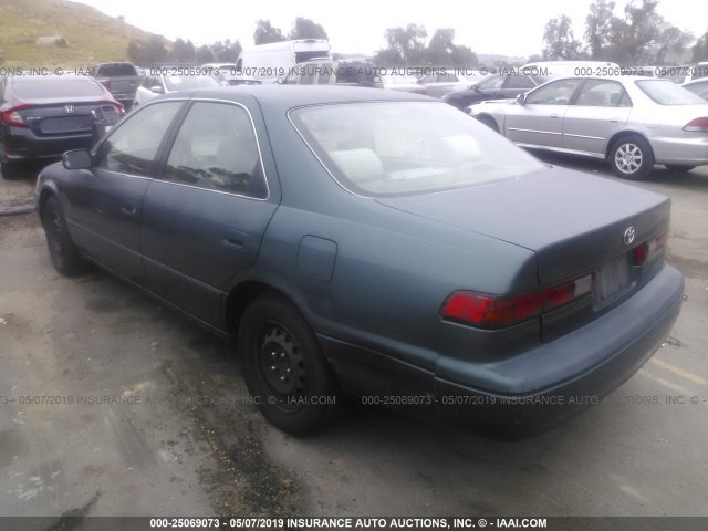 JT2BG22K3V0100043 - 1997 TOYOTA CAMRY LE/XLE Grün Foto 3