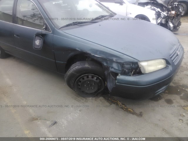 JT2BG22K3V0100043 - 1997 TOYOTA CAMRY LE/XLE Grün Foto 6
