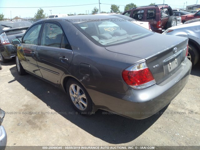 4T1BE30K55U640875 - 2005 TOYOTA CAMRY LE/XLE/SE GRAY photo 3