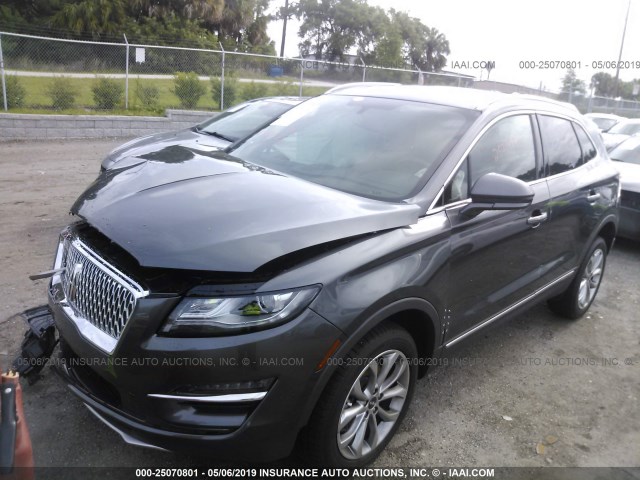 5LMCJ2C91KUL22764 - 2019 LINCOLN MKC SELECT GRAY photo 2