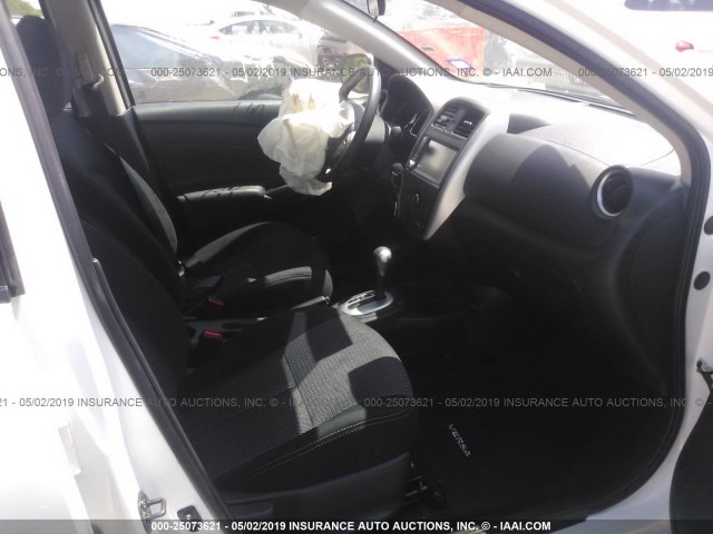 3N1CN7AP6KL852462 - 2019 NISSAN VERSA S/S PLUS/SV WHITE photo 5