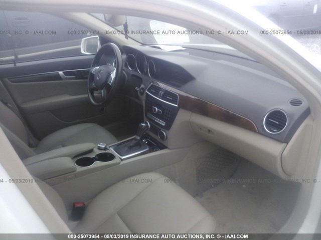 WDDGF4HBXCR211528 - 2012 MERCEDES-BENZ C 250 WHITE photo 5