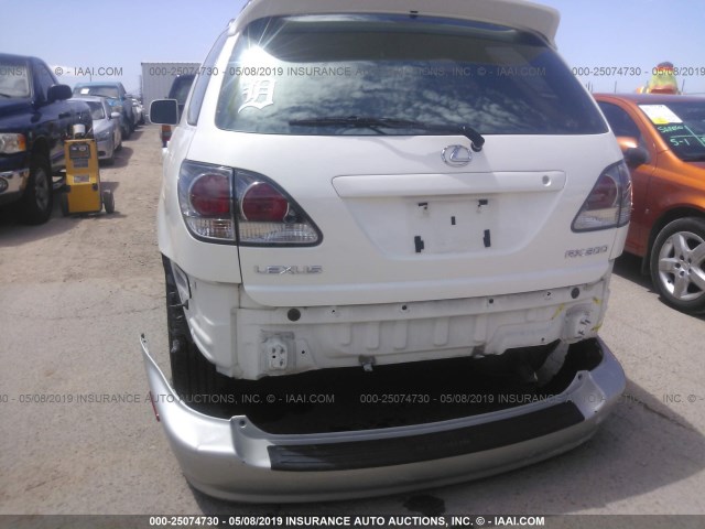 JTJGF10U220123840 - 2002 LEXUS RX 300 WHITE photo 6