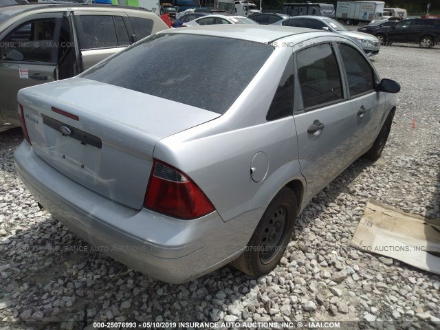 1FAFP34NX7W227528 - 2007 FORD FOCUS ZX4/S/SE/SES SILVER photo 4