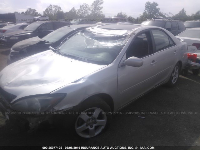 4T1BE32K43U249257 - 2003 TOYOTA CAMRY LE/XLE/SE SILVER photo 2