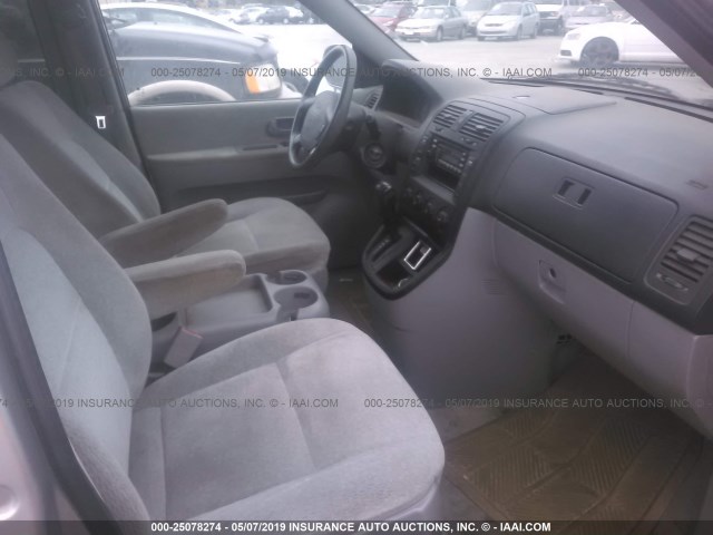 KNDUP132756709206 - 2005 KIA SEDONA EX/LX SILVER photo 5