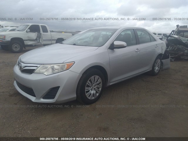 4T1BF1FK7CU063613 - 2012 TOYOTA CAMRY SE/LE/XLE SILVER photo 2