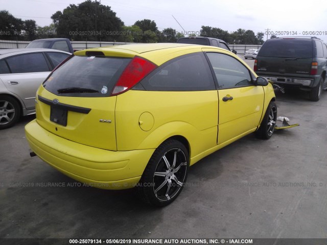 3FAFP31N05R114448 - 2005 FORD FOCUS ZX3 YELLOW photo 4