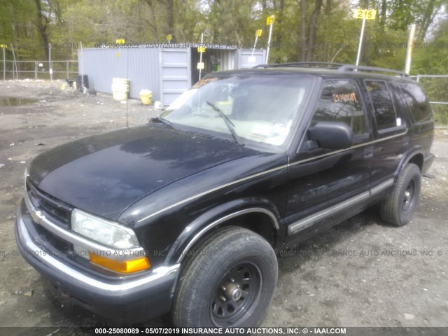 1GNDT13W612141361 - 2001 CHEVROLET BLAZER BLACK photo 2