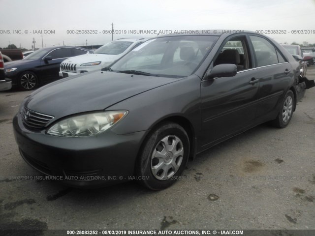 4T1BE30K55U631321 - 2005 TOYOTA CAMRY LE/XLE/SE GRAY photo 2