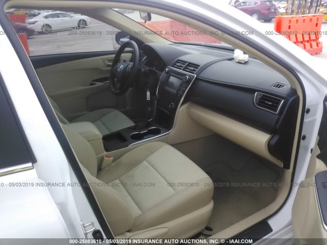 4T4BF1FK8GR566675 - 2016 TOYOTA CAMRY LE/XLE/SE/XSE WHITE photo 5