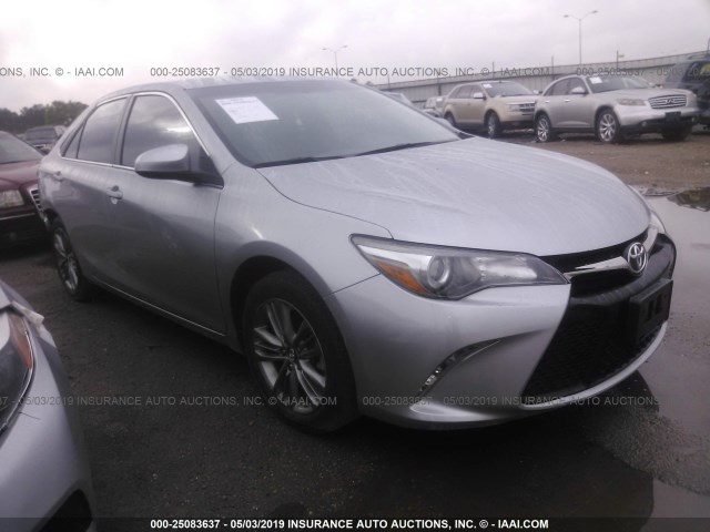 4T1BF1FK0HU330081 - 2017 TOYOTA CAMRY LE/XLE/SE/XSE ნაცრისფერი ფოტო 1