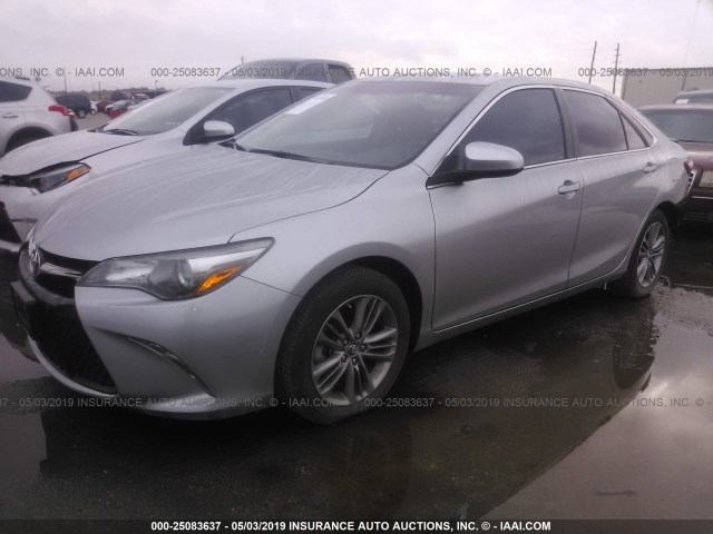 4T1BF1FK0HU330081 - 2017 TOYOTA CAMRY LE/XLE/SE/XSE ნაცრისფერი ფოტო 2