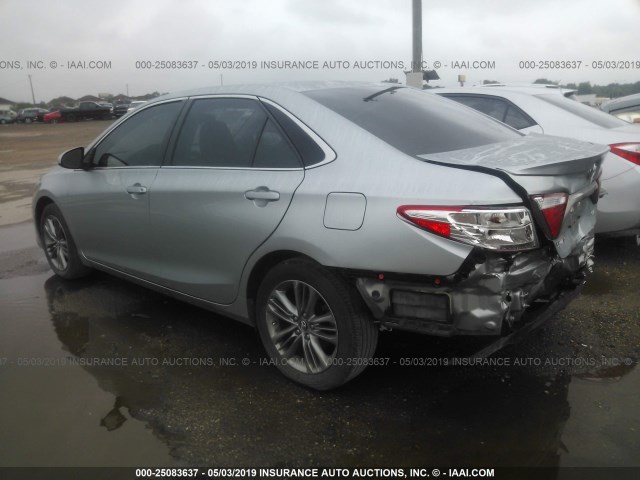 4T1BF1FK0HU330081 - 2017 TOYOTA CAMRY LE/XLE/SE/XSE ნაცრისფერი ფოტო 3