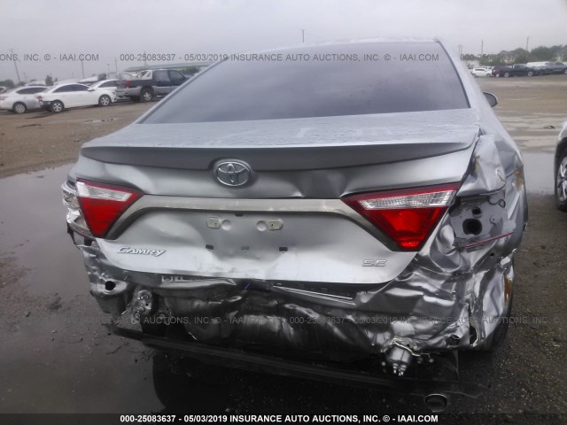 4T1BF1FK0HU330081 - 2017 TOYOTA CAMRY LE/XLE/SE/XSE ნაცრისფერი ფოტო 6