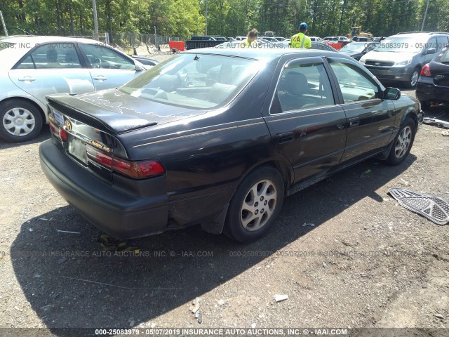 4T1BF28K4WU062362 - 1998 TOYOTA CAMRY CE/LE/XLE BLACK photo 4