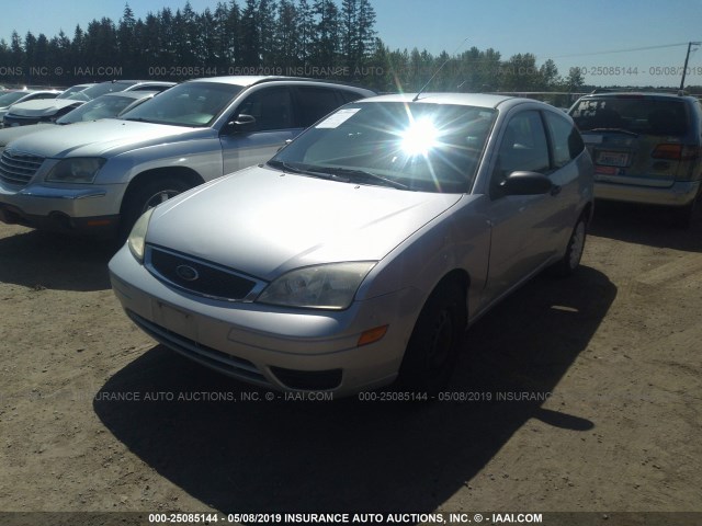 1FAHP31N26W249437 - 2006 FORD FOCUS ZX3 SILVER photo 2