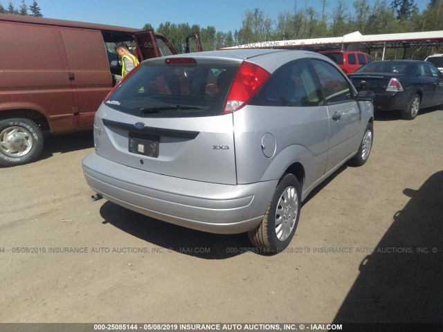 1FAHP31N26W249437 - 2006 FORD FOCUS ZX3 SILVER photo 4