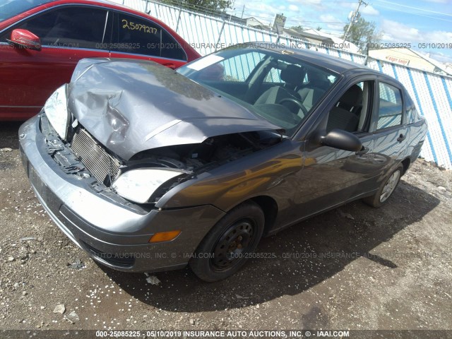 1FAFP34N86W130987 - 2006 FORD FOCUS ZX4 GRAY photo 2