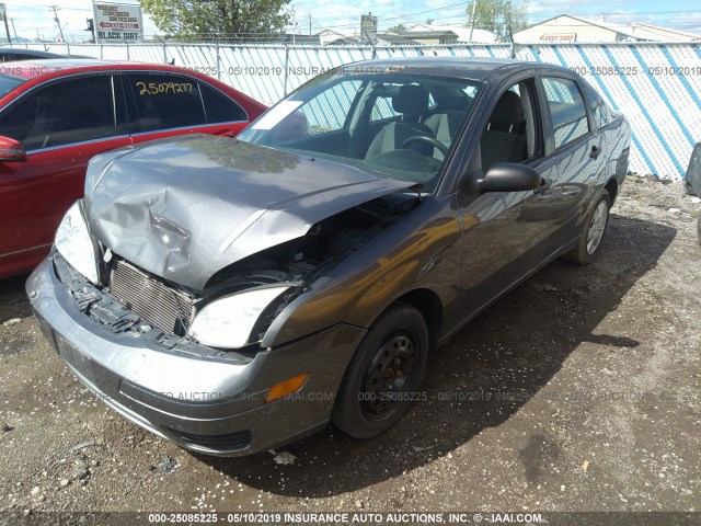 1FAFP34N86W130987 - 2006 FORD FOCUS ZX4 GRAY photo 6