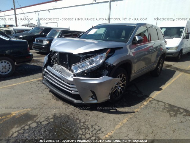 5TDKZRFH2JS527083 - 2018 TOYOTA HIGHLANDER SE/XLE SILVER photo 2