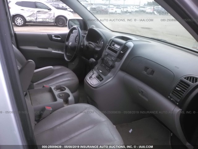 KNDMC233986044940 - 2008 HYUNDAI ENTOURAGE GLS/SE/LIMITED ვერცხლისფერი ფოტო 5