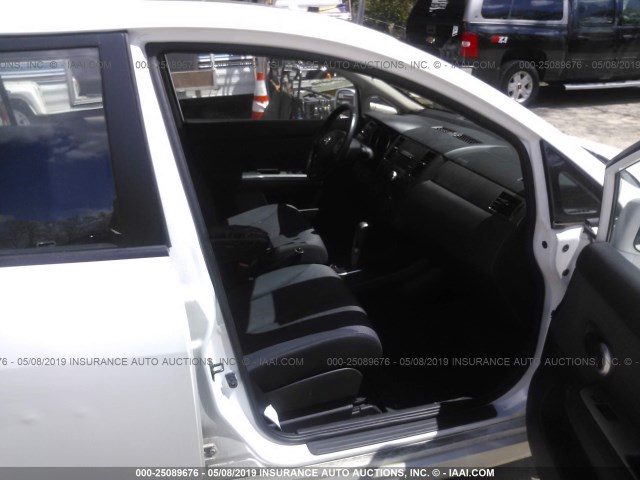 3N1BC13E57L420687 - 2007 NISSAN VERSA S/SL WHITE photo 5