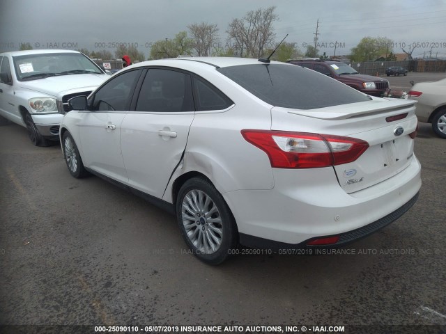 1FAHP3J29CL273544 - 2012 FORD FOCUS TITANIUM WHITE photo 3