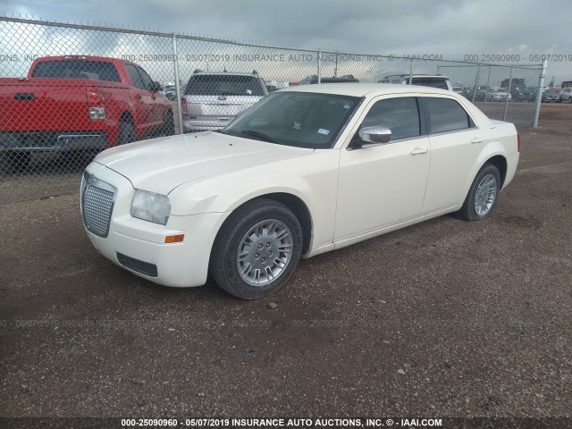 2C3LA43R27H663771 - 2007 CHRYSLER 300 WHITE photo 2