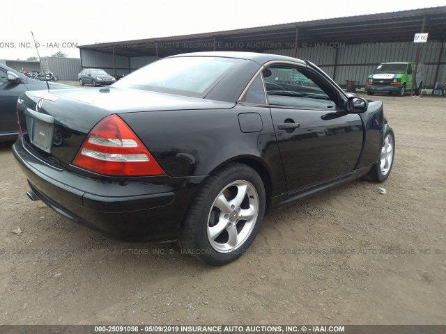 WDBKK65F32F261026 - 2002 MERCEDES-BENZ SLK 320 BLACK photo 4