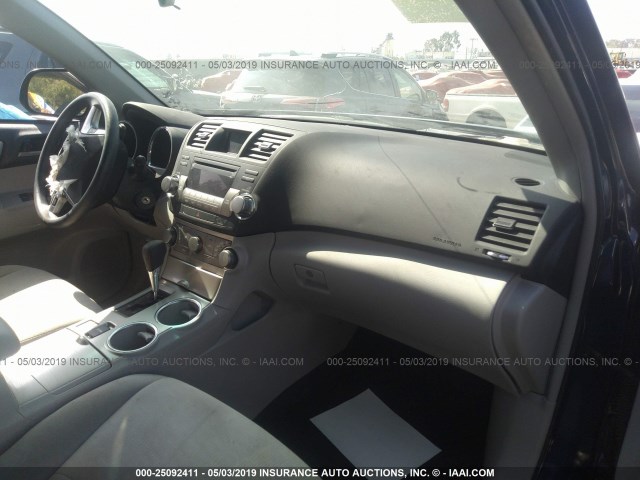 5TDZK3EH4CS068370 - 2012 TOYOTA HIGHLANDER SE BLUE photo 5