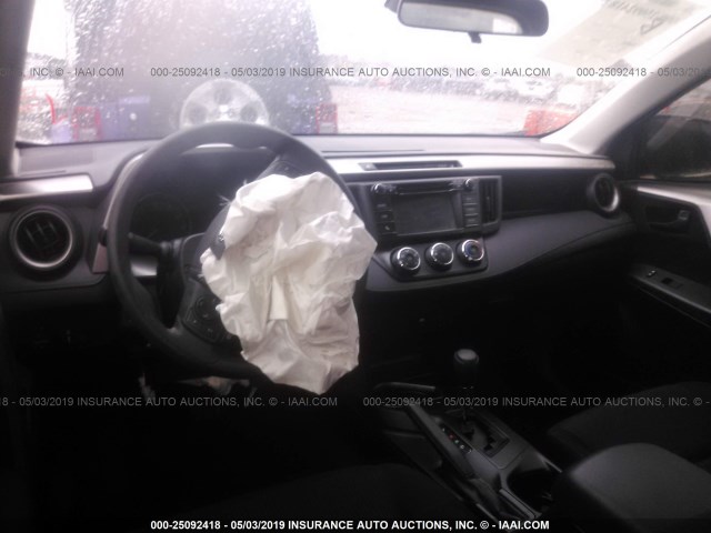 JTMZFREV6JJ738329 - 2018 TOYOTA RAV4 LE GRAY photo 5