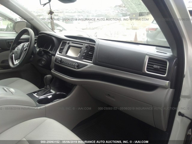 5TDZARFH9HS024506 - 2017 TOYOTA HIGHLANDER LE WHITE photo 5