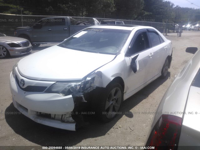 4T1BF1FK8CU621825 - 2012 TOYOTA CAMRY SE/LE/XLE WHITE photo 2