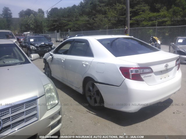 4T1BF1FK8CU621825 - 2012 TOYOTA CAMRY SE/LE/XLE WHITE photo 3