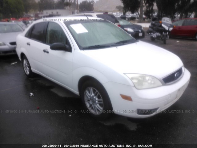 1FAFP34N35W210146 - 2005 FORD FOCUS ZX4 WHITE photo 1