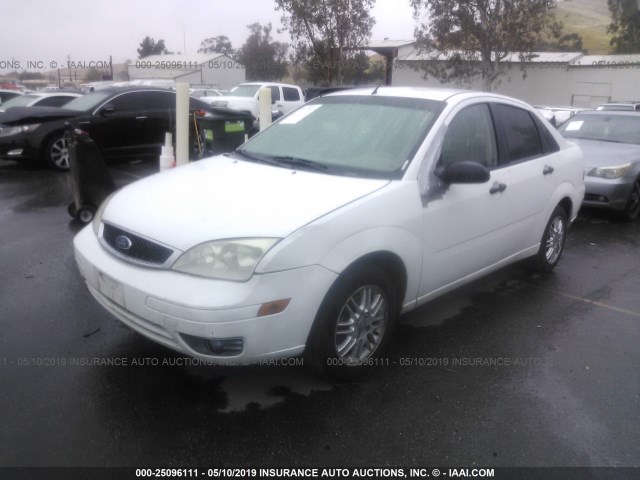 1FAFP34N35W210146 - 2005 FORD FOCUS ZX4 WHITE photo 2